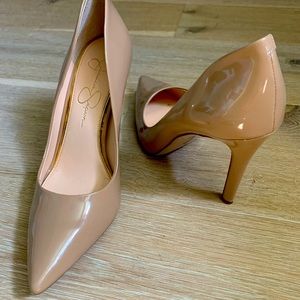 Nude pumps. Pointed toe